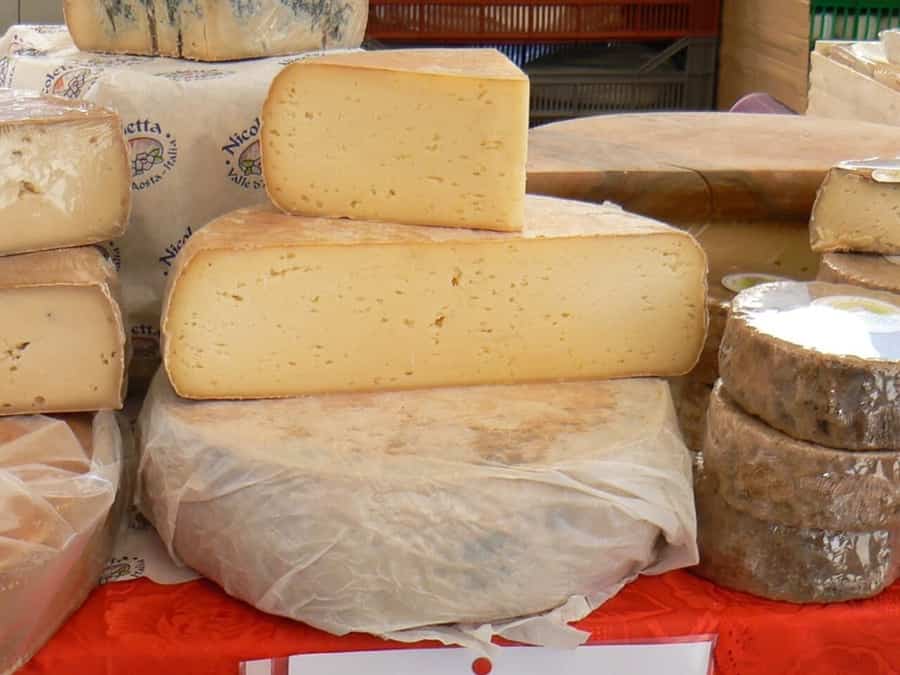 Toma di Gressoney alpine dairy table